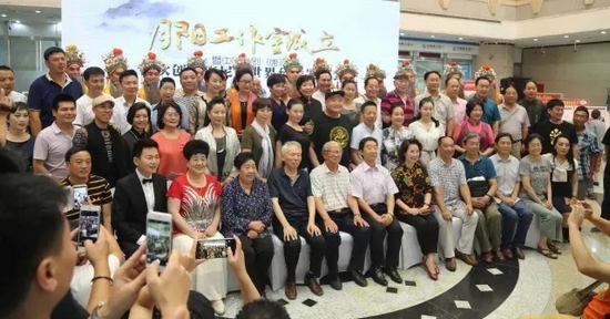 諸多藝術(shù)家和社會(huì)各界人士以及唐派弟子、戲迷到場(chǎng)祝賀