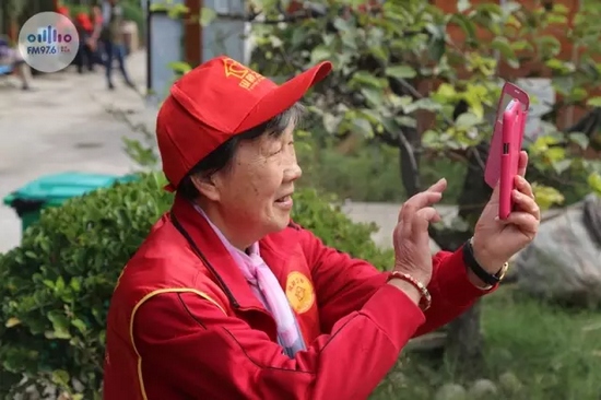爺爺奶奶叔叔阿姨被盛運(yùn)莊園的景致吸引，紛紛拍照留影