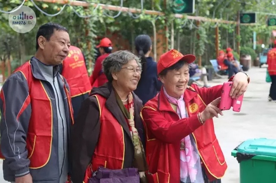 爺爺奶奶叔叔阿姨被盛運(yùn)莊園的景致吸引，紛紛拍照留影