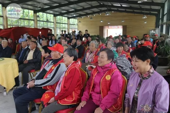 臺(tái)上展風(fēng)采，臺(tái)下笑開懷