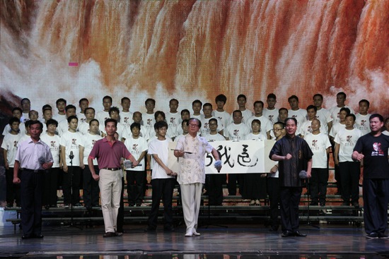 著名表演藝術(shù)家、唐派傳人賈廷聚（中），率眾弟子演唱唐派經(jīng)典名段《還我河山》