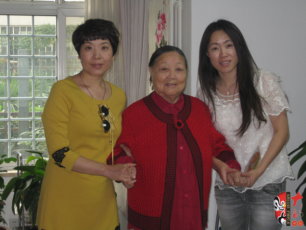 河南電臺戲曲廣播總監(jiān)木子（左)、央視戲曲頻道欄目總編李穎（右）與馬金鳳（中）合影