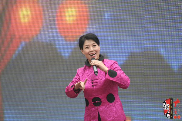 著名曲劇表演藝術(shù)家、中國(guó)戲劇梅花獎(jiǎng)獲得者方素珍演唱曲劇《風(fēng)雪配》選段“今日是我出閨的前一天晚上”