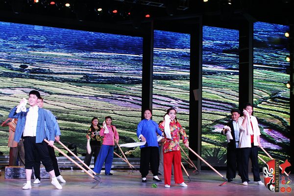群眾勞動(dòng)場面，劇中演員包含票友、專業(yè)演員、戲迷