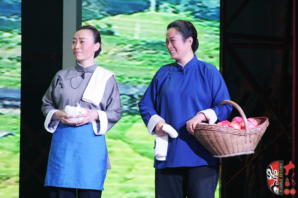 第七場，河南電臺(tái)戲曲廣播副總監(jiān)、中國播音主持金話筒獎(jiǎng)獲得者張彤（左）飾栓保娘