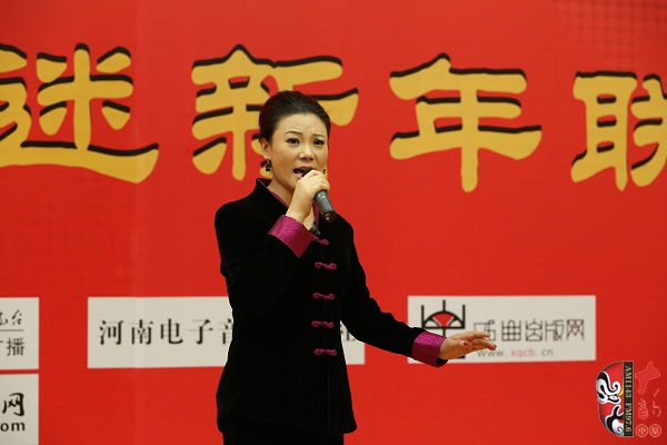 戲曲廣播主持人王唯、曉琴、丁蘭、李鋮及鄭州市曲劇團(tuán)優(yōu)秀演員張娜共同表演的小品《賣鞋》