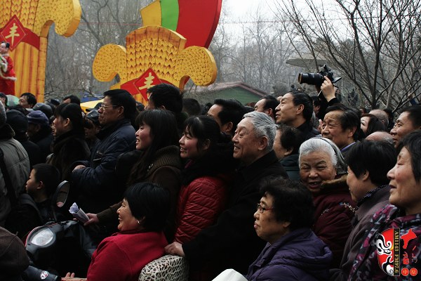 人民公園現(xiàn)場人頭攢動，其他媒體記者不得不舉起相機拍照