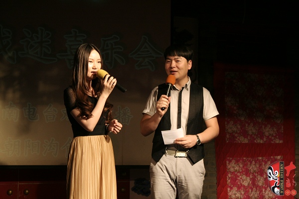 主持人：河南電臺(tái)戲曲廣播《越學(xué)越開(kāi)心》主持人張琳，著名戲曲節(jié)目主持人、戲曲廣播當(dāng)家小生月陽(yáng)