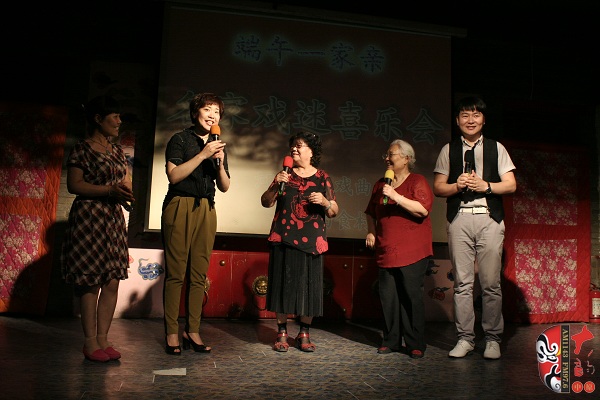 戲曲廣播總監(jiān)木子、豫劇表演藝術(shù)家楊華瑞、高潔、戲曲廣播當(dāng)家小生月陽(yáng)、票友張華合作表演《朝陽(yáng)溝》選段