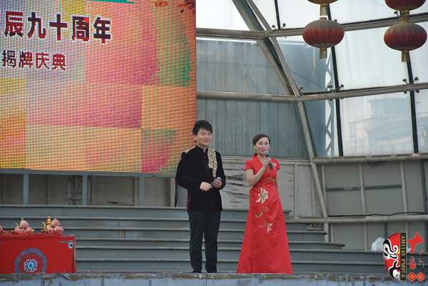主持人：河南電臺戲曲廣播副總監(jiān)張彤（右）、著名戲曲節(jié)目主持人、戲曲廣播當(dāng)家小生月陽（左）