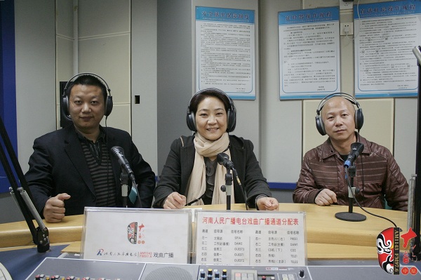 本次傳統(tǒng)古裝大戲《三哭殿》的輔導(dǎo)老師之一、著名越調(diào)演員李娟（中）及本次大戲的主要演員做客直播間