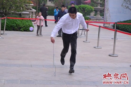 說是比賽，其實(shí)就是活力的釋放，就是開心的海洋，丟沙包、踢毽子、三人四足、滾鐵環(huán)等項(xiàng)目