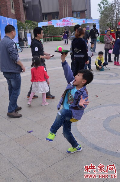 小弟弟，你玩?zhèn)€托球不用這么夸張吧，哈哈！