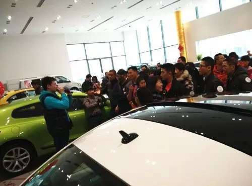 現(xiàn)場活動由私家車廣播《999車生活》主播飛揚、佳雨主持，新年呵護，溫暖你一路。