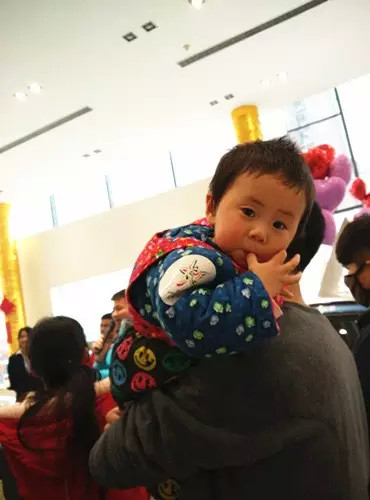 小朋友雖然你骨骼清奇，但是米、油你照樣拎不動啊，還是乖乖的油卡拿好吧。