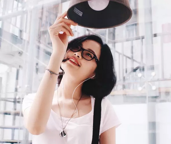 當(dāng)然，怎么能少的了美女出鏡？