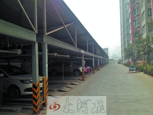 中原區(qū)新禧園小區(qū)，靠著圍墻的空地，建成兩層立體車庫。