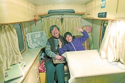  天黑了，外面風(fēng)雨交加而董怡汶坐在溫暖的房車?yán)铩? oldsrc=