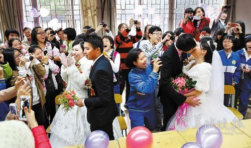 10對(duì)老師新人在校園里舉行集體婚禮，在教室里接新娘、拜堂