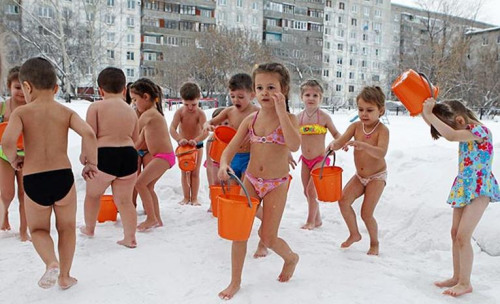 幼兒園的兒童身穿泳裝，在零下25度的雪地里沖涼水澡。