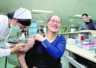 昨日，向雪敏在同濟(jì)醫(yī)院血液科病房打動員劑，丈夫陳武右在身后注視著妻子 記者傅克強(qiáng)