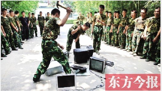 為了讓孩子表達戒除網(wǎng)癮的決心，學校組織孩子親手砸毀電腦