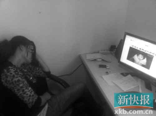 遇難孩子的母親向記者展示女兒生前的照片，一邊掩面而泣