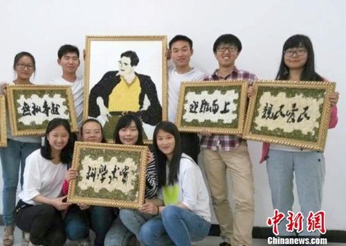 大學(xué)生們?yōu)榧o(jì)念焦裕祿，用黑豆、綠豆、大米等糧食在硬紙板上創(chuàng)作的糧食畫(huà)