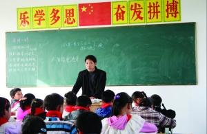 張從友先把妻子帶到學(xué)校，然后會準(zhǔn)時為學(xué)生們上課