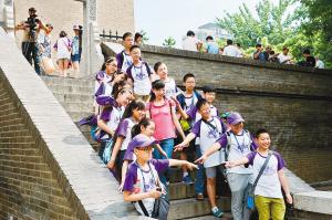 西安小雁塔景區(qū)內，學生們正在古跡前合影留念