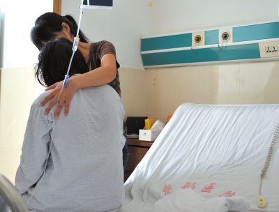 由于前天進(jìn)行了面部修復(fù)手術(shù)，俞燕身體不適，父母24小時(shí)陪在她的身邊