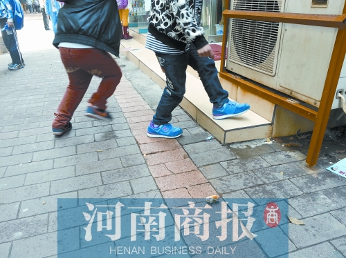 路邊，兩個小學(xué)生正在扔“臭屁炸彈