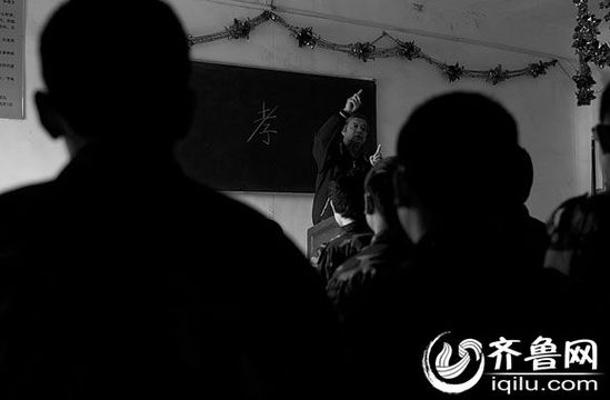 方光與其他癡迷網(wǎng)絡游戲的孩子一起，在重新認識“孝”的含義