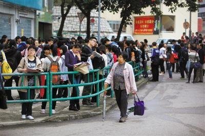 2012年12月1日早晨，香港一處SAT考場(chǎng)，考生在等候進(jìn)場(chǎng)