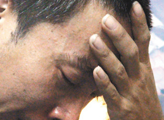 10歲方姓男童遭割喉殺害，父親淚流不止說，小兒子走了，他不知道該如何活下去。 臺灣《聯合報》