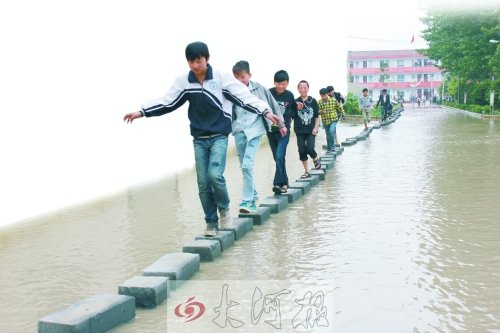 因“挪”修下水道錢學(xué)校被淹 學(xué)生渡“?！鄙蠈W(xué)