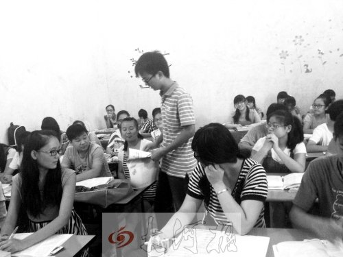 補(bǔ)習(xí)課上，馮昊怡不像老師，更像是學(xué)生們的同學(xué)。