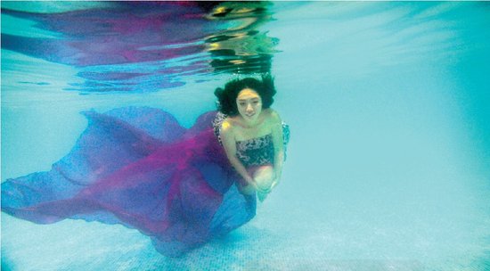 從水下拍的攝影作品充滿夢(mèng)幻效果，王笑笑如同藍(lán)色大海中的“美人魚(yú)”