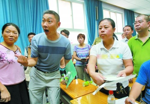 小升初“復(fù)議”現(xiàn)場，一些孩子被分得“遠(yuǎn)”的家長討說法