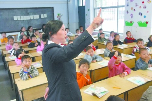 不到上小學年齡的孩子，只得在幼兒園復讀或者上“幼小銜接班”