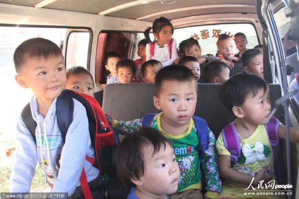  2013年9月3日，河南信陽，6座的面包車?yán)锩婢尤粷M滿當(dāng)當(dāng)擠滿了28個(gè)3、4歲的孩子