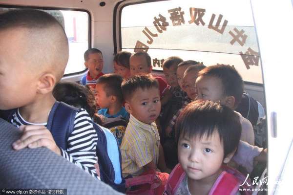 2013年9月3日，河南信陽，6座的面包車?yán)锩婢尤粷M滿當(dāng)當(dāng)擠滿了28個(gè)3、4歲的孩子