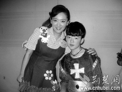 楊光參加央視節(jié)目表演時(shí)，同主持人月亮姐姐合影