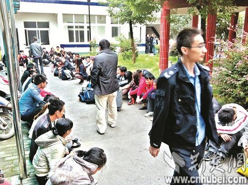 派出所院子里，擠滿了被解救的傳銷人員