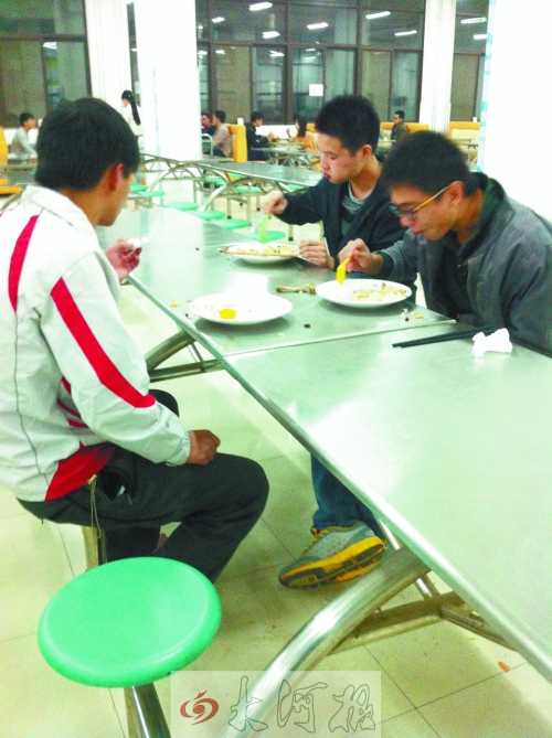 在鄭州一所高校食堂內(nèi)，大多數(shù)學(xué)生都是“光盤(pán)族”