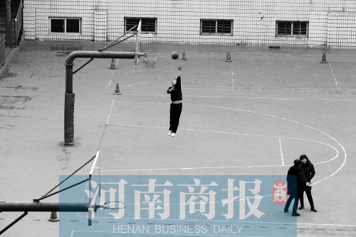 目前，鄭州市有超過(guò)30所學(xué)校對(duì)社會(huì)開(kāi)放體育設(shè)施