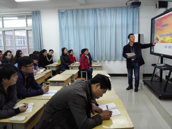 劉永力書記主講，全體黨員和教師參會聆聽