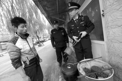 一餐館違規(guī)使用煤爐，被麥子店城管隊責令停止，并限期清除所屯的蜂窩煤