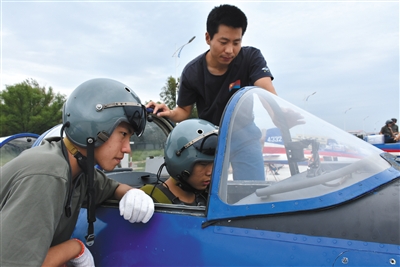 8月26日，來自吉林、湖北、山東的青少年航空學校的高中學生，進行了首次飛行體驗活動