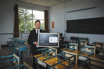　張俊成，41歲，曾是北京大學(xué)的一名保安。1995年，通過成人高考，考上了北京大學(xué)法律系(?？?，被媒體稱為“北大保安高考第一人”，現(xiàn)為長治市一所中等職校的校長